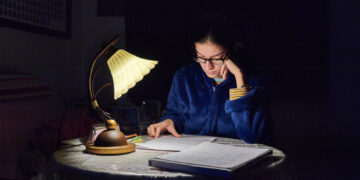 Is reading in dim lighting bad for you?